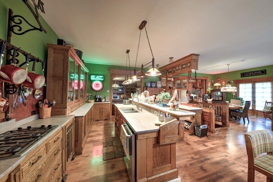 More Photos Of 890 Lake Ave, Woodstock General Retail For Sale