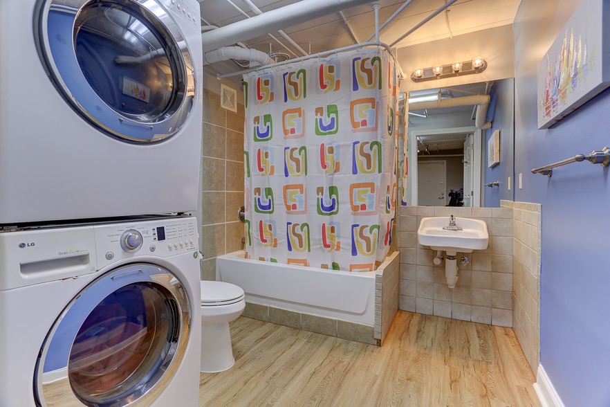 More Photos Of 95 S Main St, Memphis Storefront Retail Office For Sale