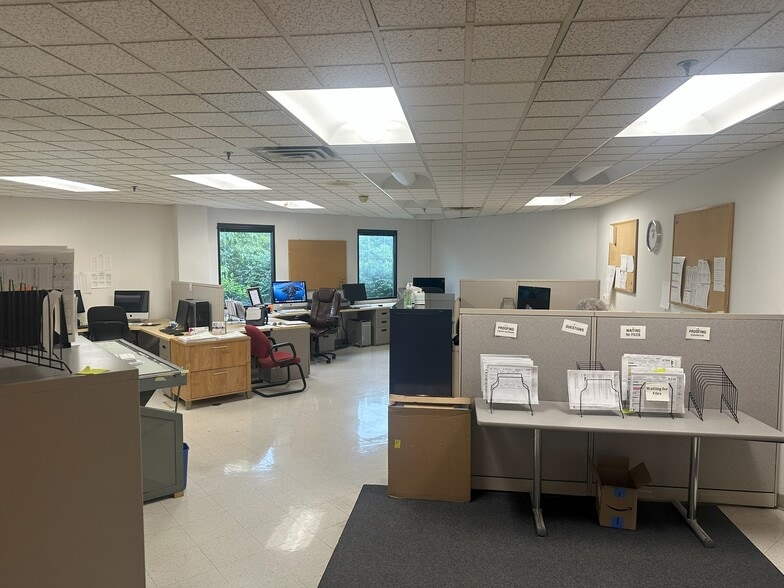 More Photos Of 25 Amflex Dr, Cranston Light Manufacturing For Sale