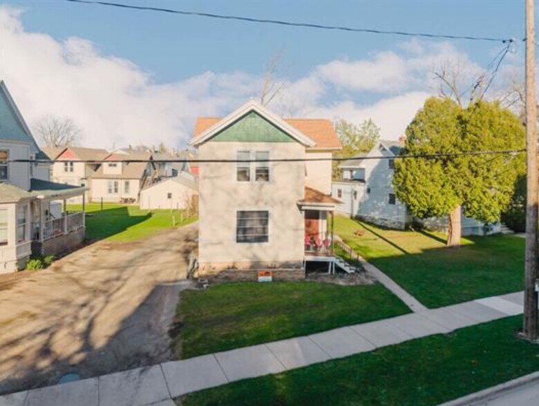 More Photos Of 846 Elmwood Ave, Oshkosh Multifamily For Sale