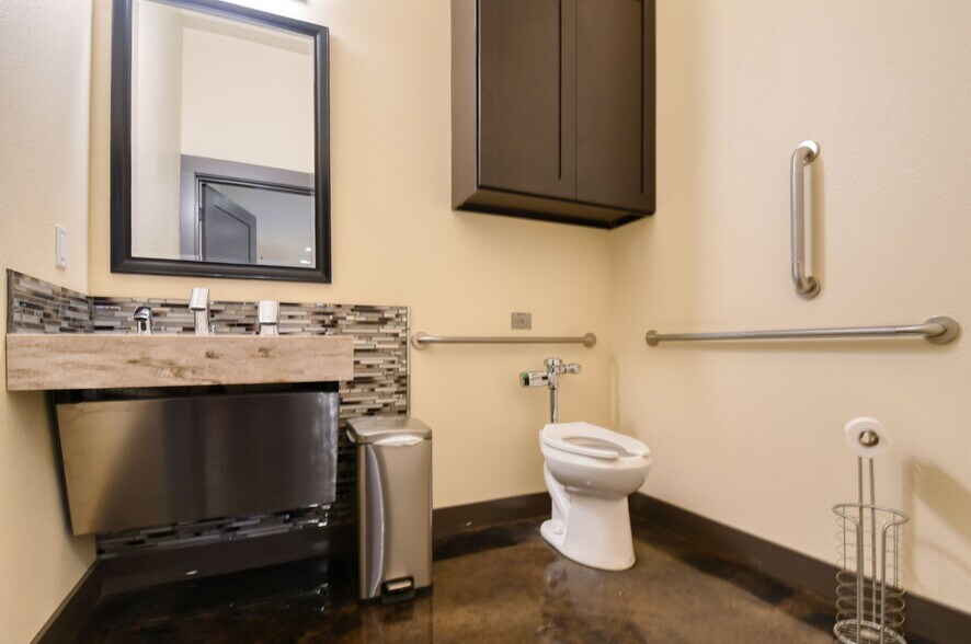 More Photos Of 818 Airport Rd, Pendleton Showroom For Sale