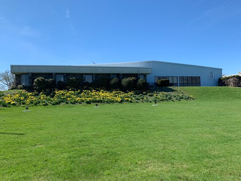 Primary Photo Of 1170 E Main Rd, Portsmouth Light Distribution For Lease