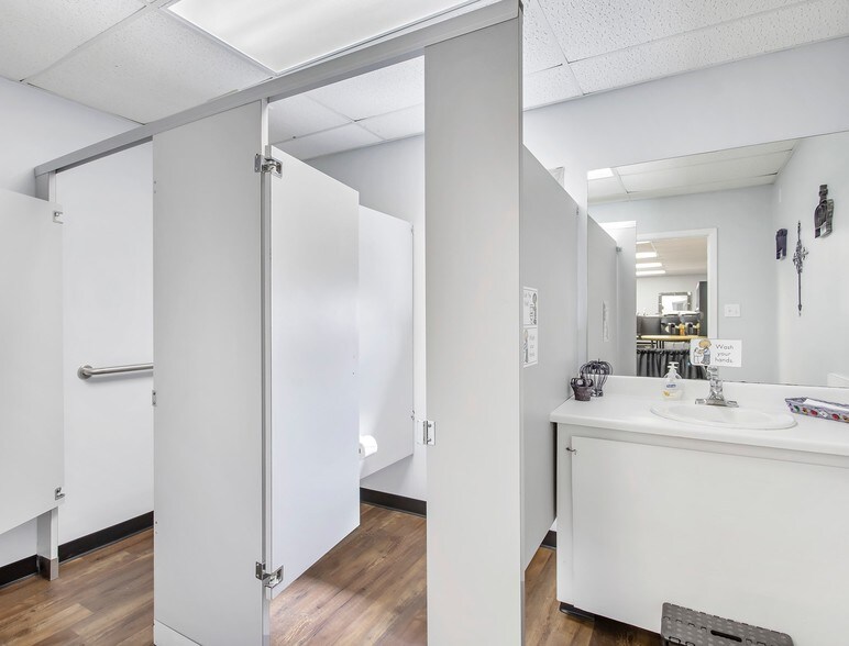 More Photos Of 2020 Anders Ln, Kemah Flex For Lease