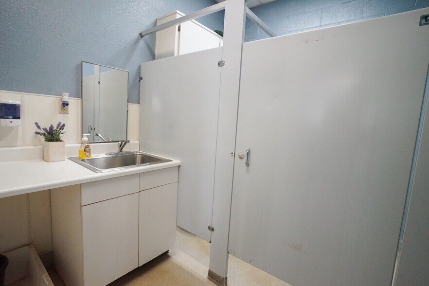 More Photos Of 1314 9th St, Modesto Flex For Sale