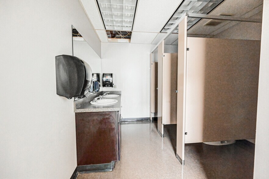 More Photos Of 20 Willow Springs Cir, York Warehouse For Lease