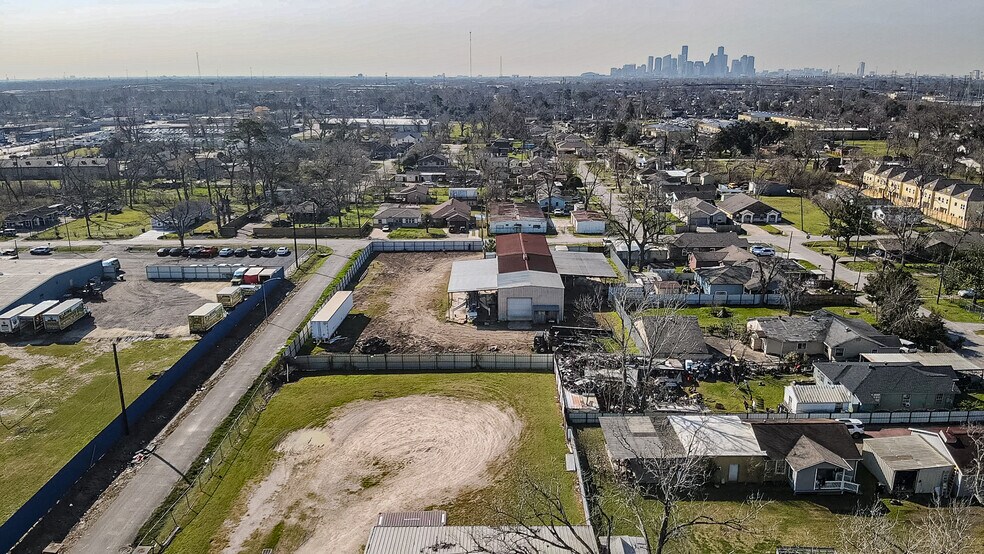 More Photos Of 2513 Vaughn St, Houston Industrial For Sale