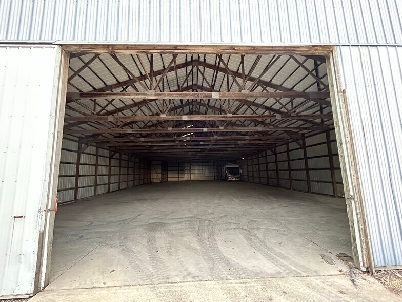 More Photos Of 825 W Walnut St, Oglesby Warehouse For Lease