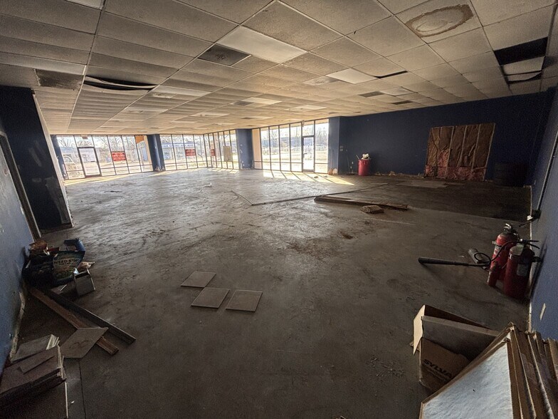 More Photos Of 5210 Pleasant View Rd, Memphis Showroom For Lease