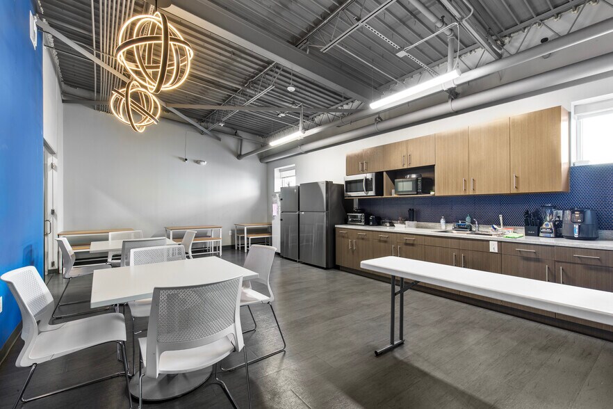 More Photos Of 1106 W Central Blvd, Orlando Warehouse For Sale