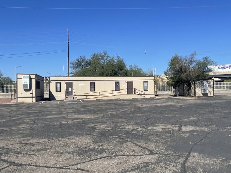 More Photos Of 4933 S Outlet Center Dr, Tucson Specialty For Lease