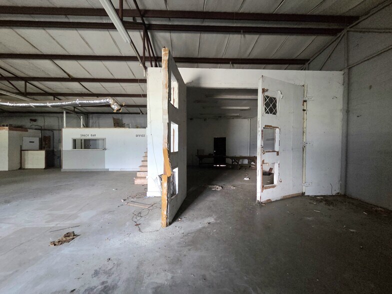 More Photos Of 14077 N Highway 75, Willis Warehouse For Sale