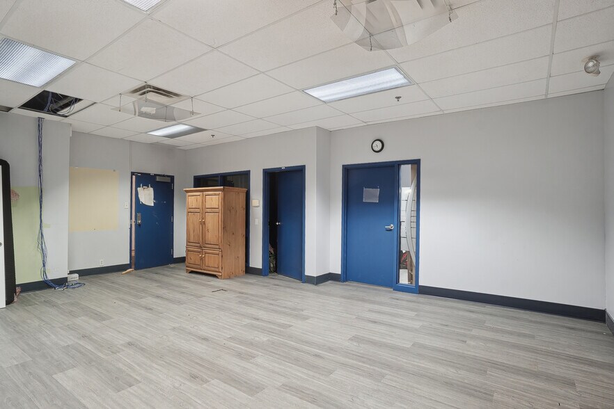 More Photos Of 5600-5602 Av Pierre-de Coubertin, Montréal Warehouse For Lease