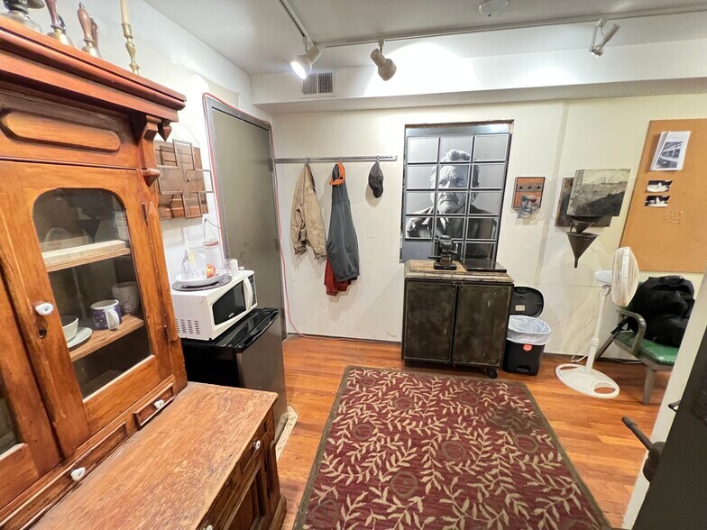 More Photos Of 1438-1442 Light St, Baltimore Showroom For Sale