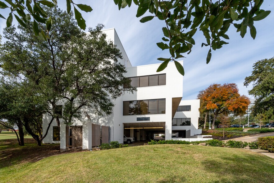 More Photos Of 104 Decker Ct, Irving Unknown For Lease