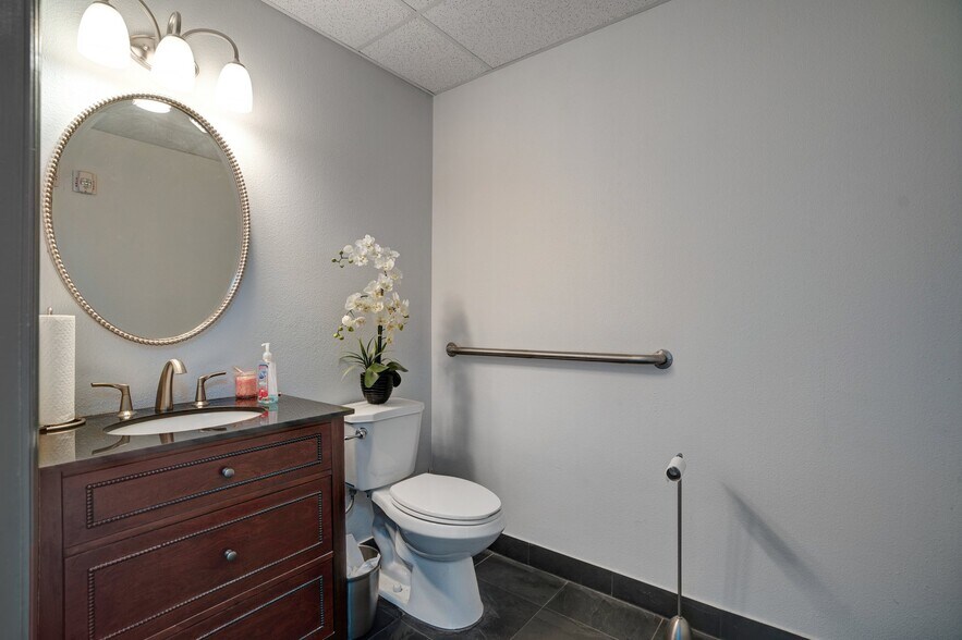 More Photos Of 1882 Porter Lake Dr, Sarasota Light Manufacturing For Sale