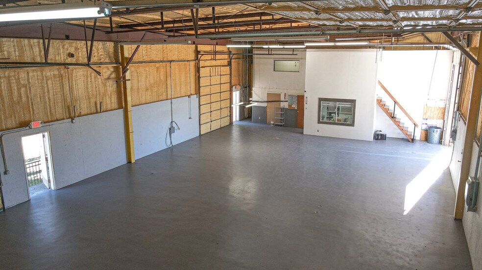 More Photos Of 5206 Beacon Dr, Austin Warehouse For Sale