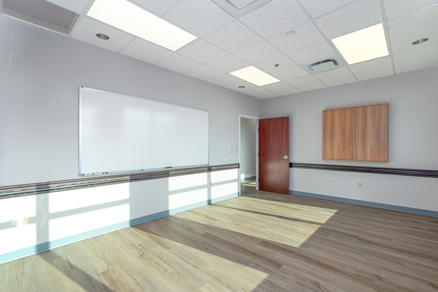 More Photos Of 21351 Gentry Dr, Sterling Office For Sale