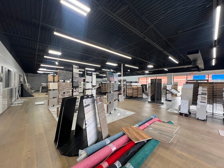 More Photos Of 33140-33150 S Gratiot Ave, Clinton Township Freestanding For Sale