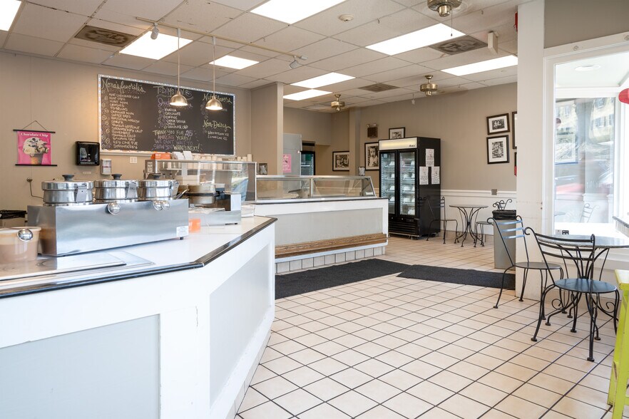 More Photos Of 19 Main St, Hingham Storefront Retail Office For Lease