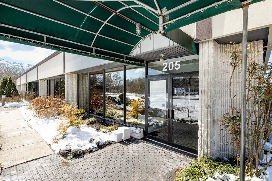 More Photos Of 185-205 Froehlich Farm Blvd, Woodbury Medical For Lease