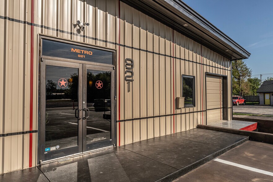 More Photos Of 921 N Lahoma Ave, Norman Light Manufacturing For Sale