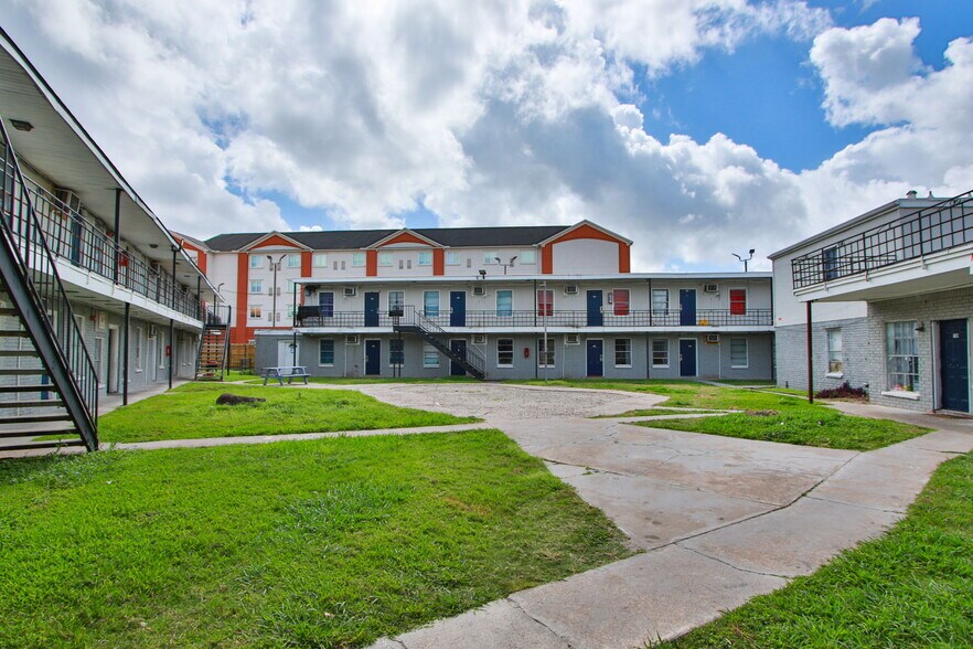 More Photos Of 8700 Gulf Fwy, Houston Apartments For Sale