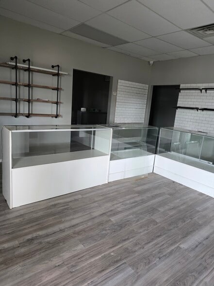 More Photos Of 102 E Missouri St, Walters Storefront For Sale