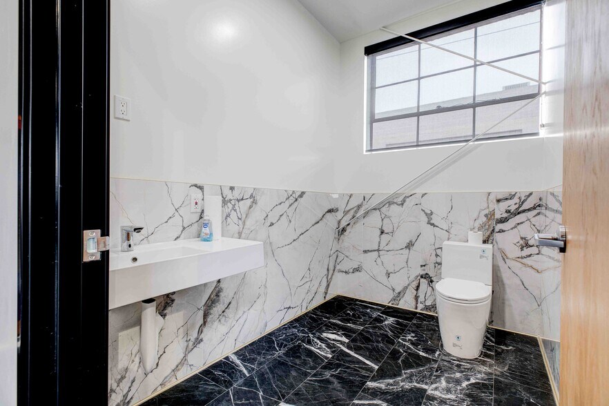 More Photos Of 2503 N Ontario St, Burbank Showroom For Lease