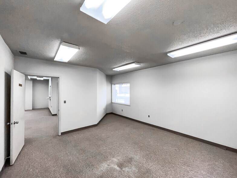 More Photos Of 712 W Holland Ave, Alpine Office For Sale