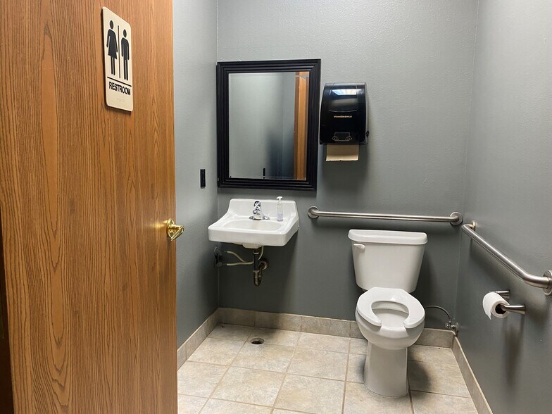 More Photos Of 4515-4531 E 26th St, Sioux Falls Storefront For Lease