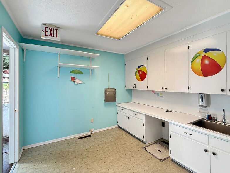 More Photos Of 420 Durant St, South Hill Office For Sale