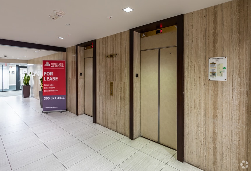 More Photos Of 444 Brickell Ave, Miami Office For Lease