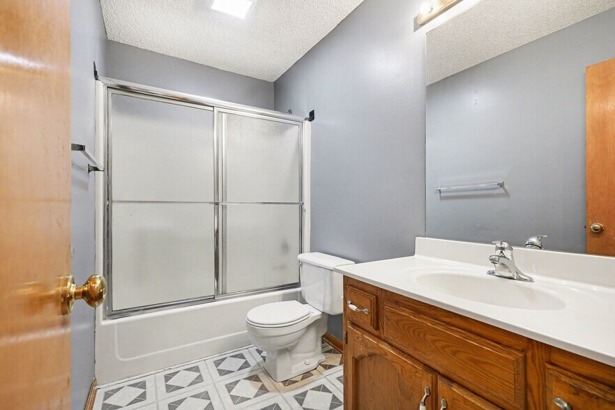 More Photos Of 209 SW Pryor Rd, Lee's Summit Multifamily For Sale