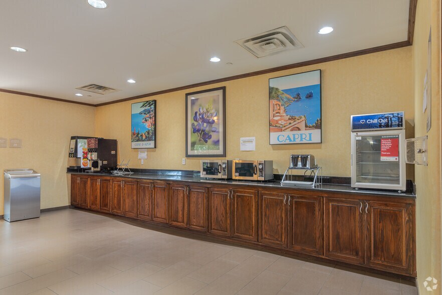 More Photos Of 9120 Airport Blvd, Houston Hotel For Sale