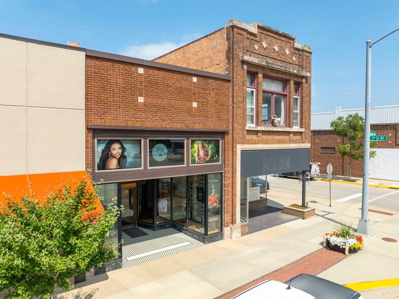 More Photos Of 121 E Bremer Ave, Waverly General Retail For Sale