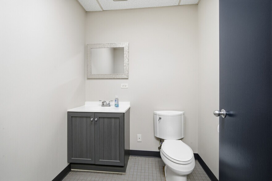 More Photos Of 800 S Milwaukee Ave, Wheeling Flex For Lease