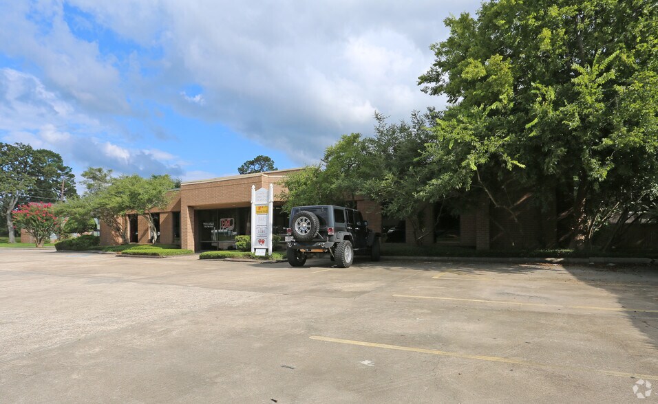 More Photos Of 401 N Loop 336 W, Conroe Office For Lease