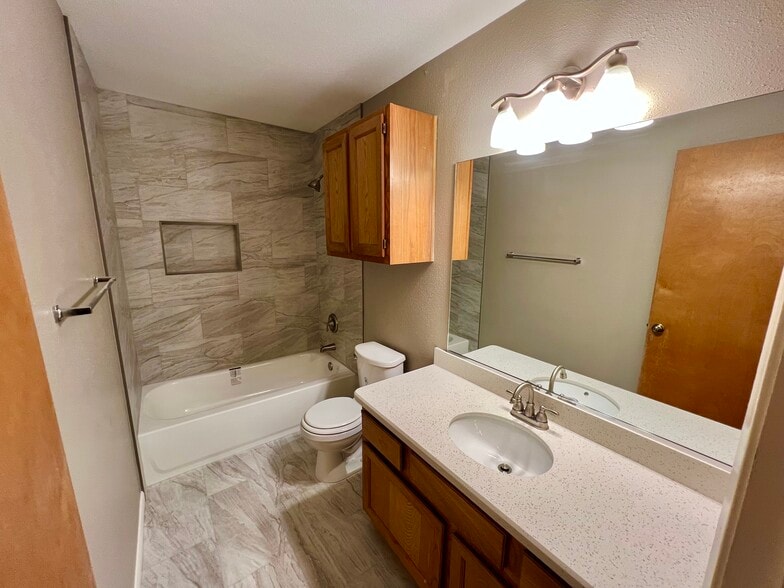 More Photos Of 1039 N Chenango St, Angleton Apartments For Sale