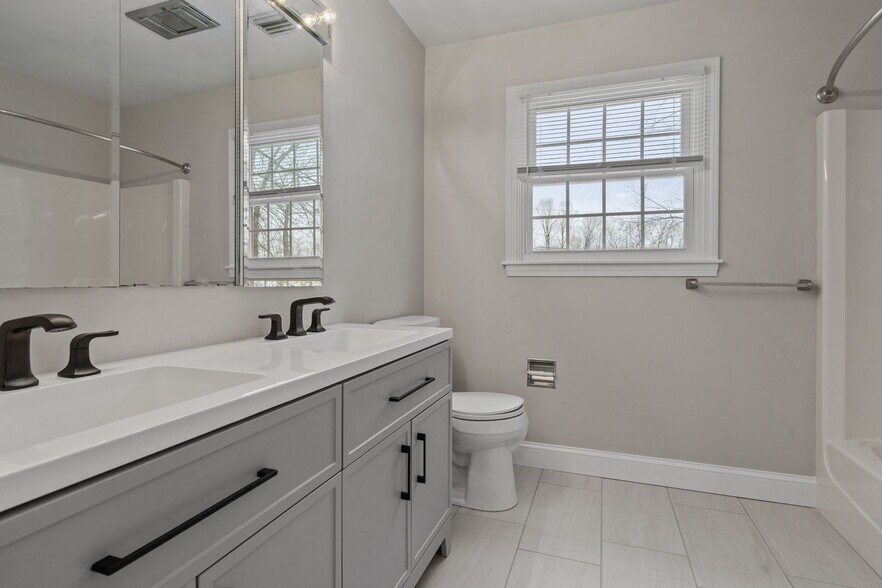 More Photos Of 565 Bay Rd, Queensbury Office For Lease