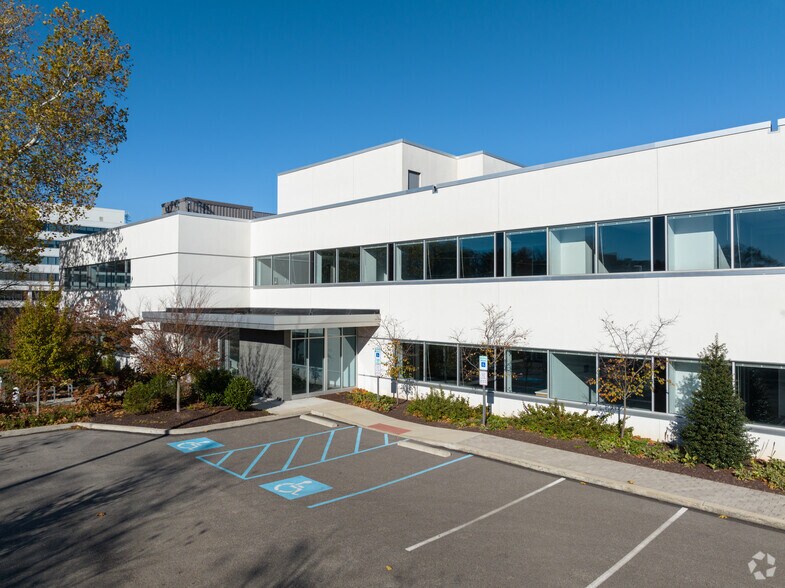 More Photos Of 15 Kings Grant Dr, Bala Cynwyd Office For Lease