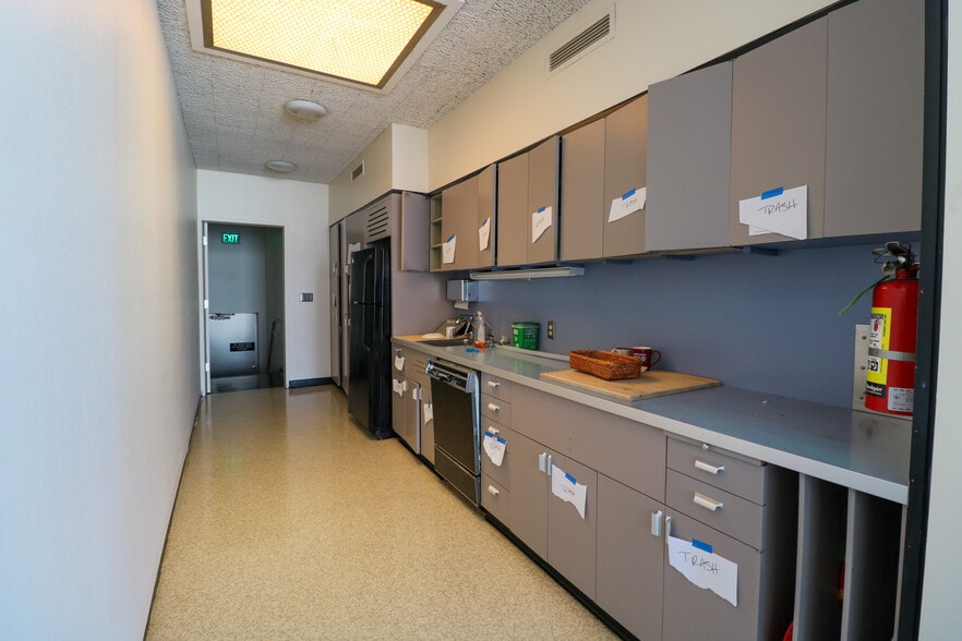 More Photos Of 619 SE Main St, Roseburg Bank For Sale