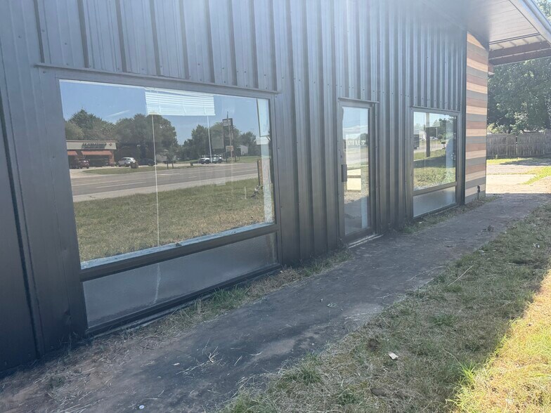 More Photos Of 18718 NE 23rd St, Harrah Industrial For Lease