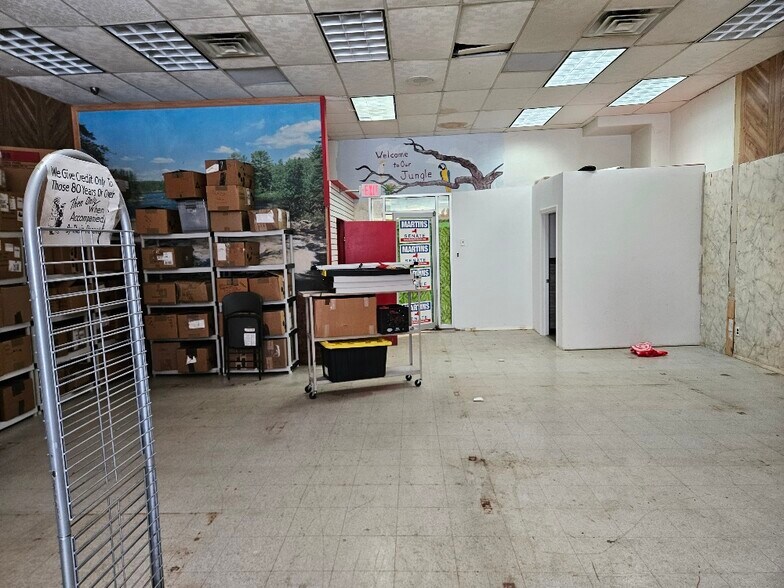 More Photos Of 176 Jericho Tpke, Mineola Storefront For Sale