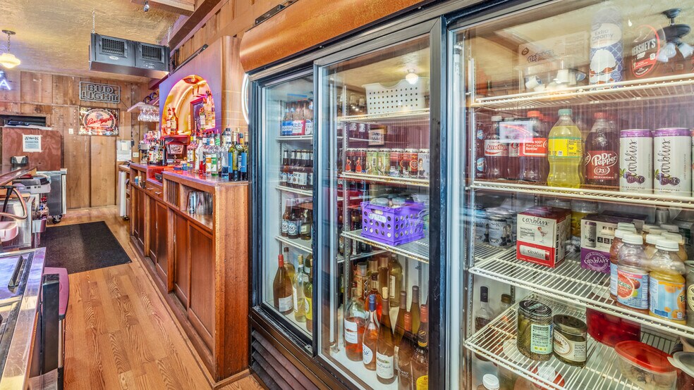 More Photos Of 1100 Vulcan St, Iron Mountain Warehouse For Sale