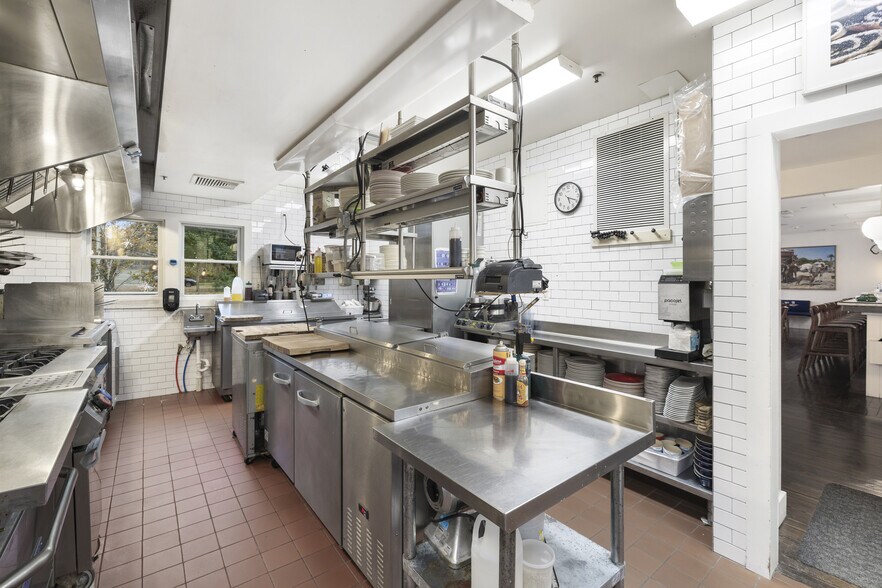 More Photos Of 1970 Montauk Hwy, Bridgehampton Restaurant For Sale