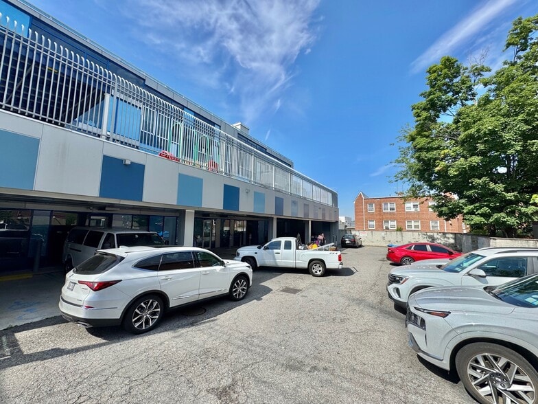 More Photos Of 215-15 Northern Blvd, Bayside Storefront Retail Office For Lease