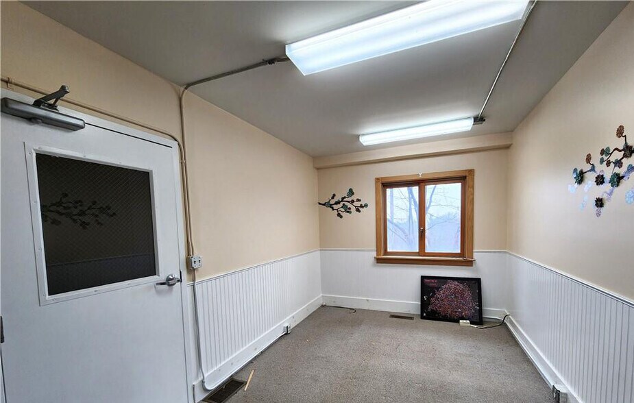More Photos Of 303 Gunderman Rd, Spencer Flex For Sale
