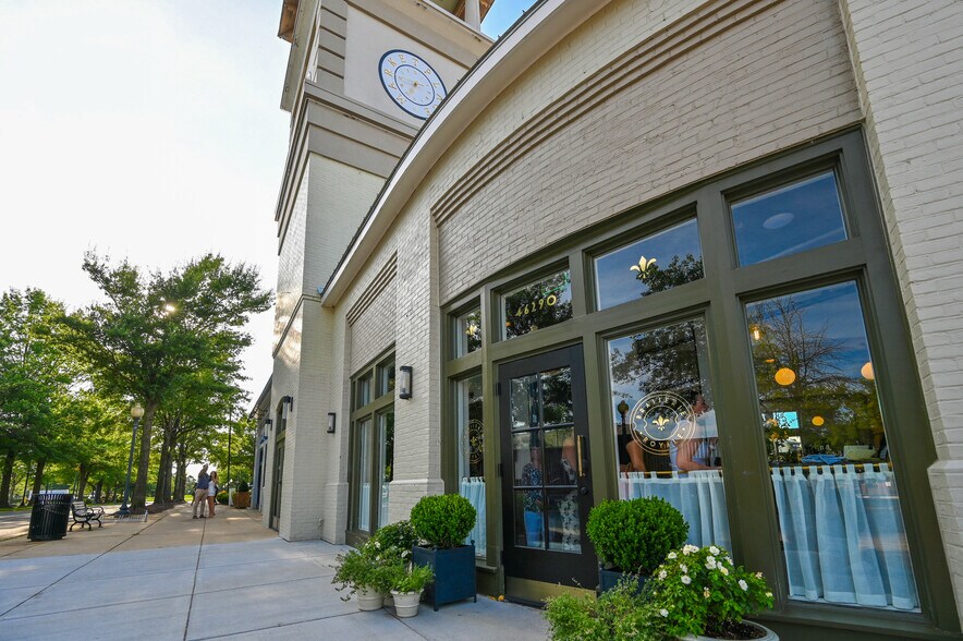 More Photos Of 21050 Southbank St, Sterling Unknown For Lease