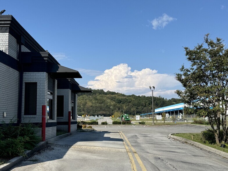 More Photos Of 2904 Knoxville Center Dr, Knoxville General Retail For Sale