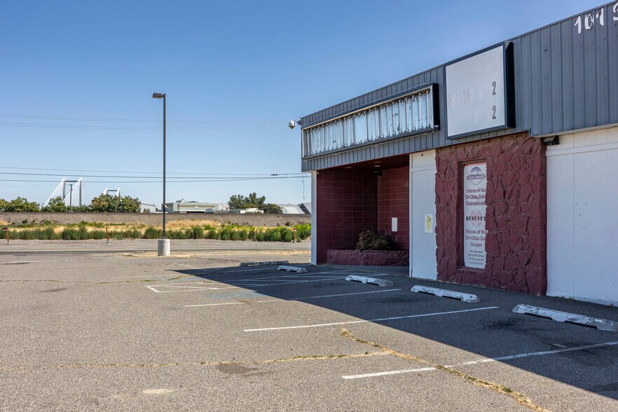 More Photos Of 101 S Gum St, Kennewick Sports And Entertainment For Sale